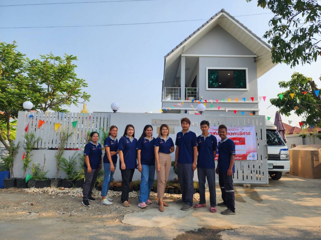 ทีมงาน บริษัท แสงปัญญา พาณิชย์ จำกัด ผู้จำหน่ายและให้บริการตู้ทำน้ำเย็น Rich Cool และเครื่องกรองน้ำ ถ่ายที่หน้าอาคารสำนักงาน ซอยพุทธมณฑล สาย 3